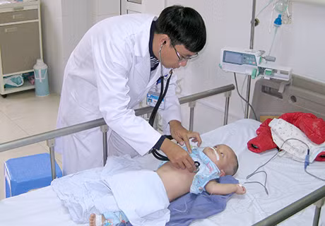 Bs Phạm Ngọc Mười khám cho bệnh nhi dang điều trị viêm não tại Bệnh viện Sản Nhi Quảng Ninh