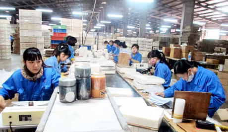 Sản xuất nến tại Công ty Sản xuất nến cao cấp AIDI (Khu công nghiệp Cái Lân). Ảnh: Dương Trường