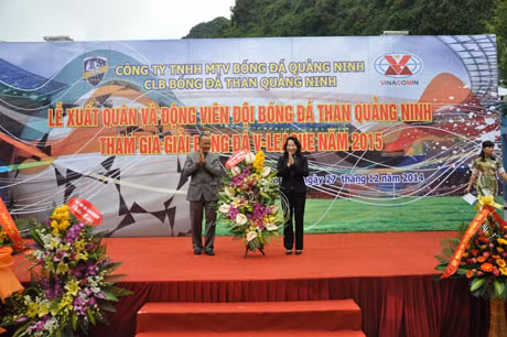 Đồng chí Vũ Thị Thu Thủy, Phó Chủ tịch UBND tỉnh tặng hoa chúc mừng đội bóng 