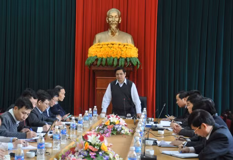 Bí thư Tỉnh ủy Phạm Minh Chính yêu cầu nhà thầu tập trung thiết bị, nhân lực thi công đẩy nhanh tiến độ dự án. 