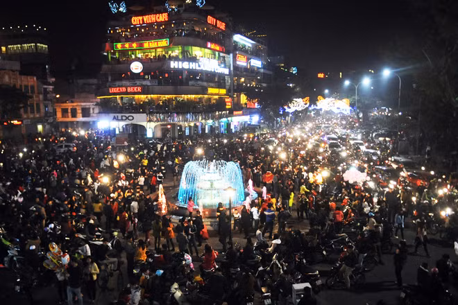 Tại thủ đô Hà Nội, khu vực các nhà thờ nổi tiếng như Nhà thờ Lớn, Nhà thờ Cửa Bắc và xung quanh Hồ Gươm đông ngẹt người đi chơi Noel.