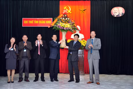 Đồng chí Nguyễn Văn Thành, Phó Chủ tịch UBND tỉnh tặng hoa chúc mừng Cục Thuế tỉnh.