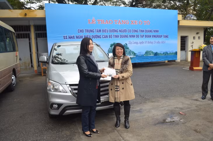 Bà Vũ Thị Như, đại diện Tập đoàn Vingroup tại Quảng Ninh đã trực tiếp trao tặng xe ô tô Hyundai 29 chỗ cho đại diện lãnh đạo Nhà điều dưỡng cán bộ tỉnh;