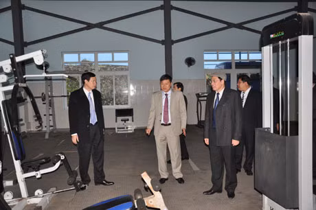 Đồng chí Nguyễn Đức Long, Phó bí thư Tỉnh ủy đi thăm cơ sở vật chất của CLB 