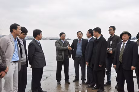 Bí thư Tỉnh ủy Phạm Minh Chính cùng lãnh đạo các sở, ngành liên quan và TP Hạ Long kiểm tra tiến độ thi công