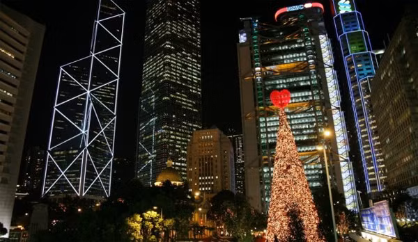 Hong Kong được biết đến như một thành phố luôn náo nhiệt và bừng sáng và bạn sẽ ngỡ như lạc vào chốn thần tiên trong không khí đón Giáng sinh và năm mới sôi động, rực rỡ tại đây. Bên cạnh màu sắc trang trí rực rỡ ở khắp cửa hàng, khách sạn, trung tâm mua sắm... các nhân viên ở đây còn mặc theo kiểu ông già Noel với mũ và quần áo đỏ rực.