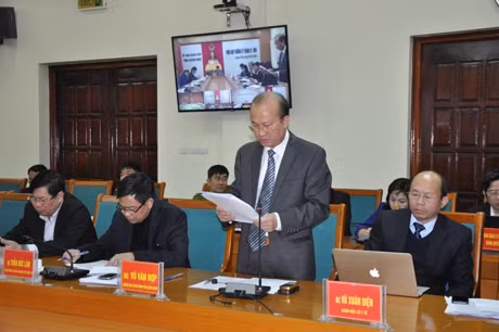 Đồng chí Vũ Văn Hợp, Chánh Văn phòng UBND tỉnh báo cáo về chương trình công tác năm 2015 của UBND tỉnh.