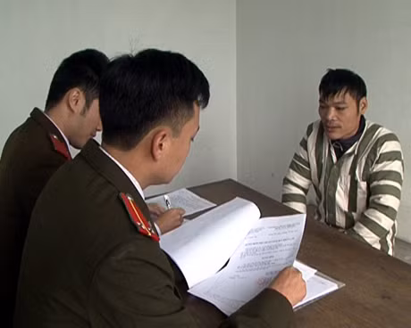 Một đối tượng tàng trữ, mua, bán trái phép thuốc nổ trước cơ quan điều tra công an tỉnh. (Ảnh minh hoạ)