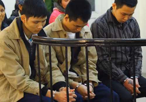 Ba trai làng phóng hỏa, đốt 5 ki-ốt vì cuộn len.