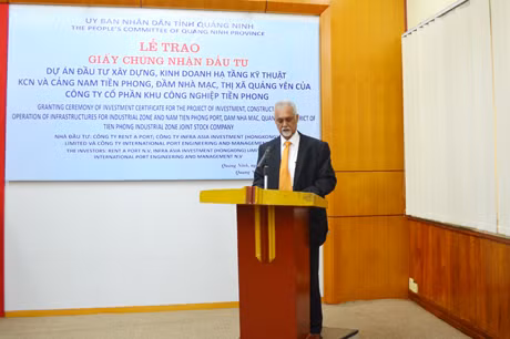 Đại diện nhà đầu tư phát biểu tại buổi trao giấy.