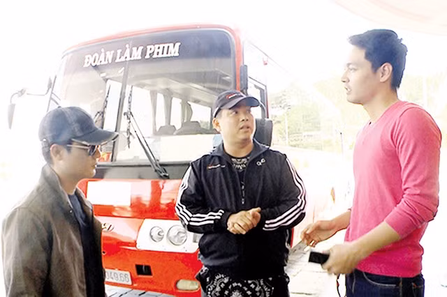 MC Phan Anh đang dàn xếp mâu thuẫn giữa nhạc sĩ Minh Khang và ca sĩ Hoàng Bách trong tập 6 chương trình “Bố ơi! Mình đi đâu thế?”. Ảnh: TL