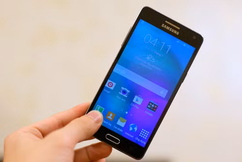 Smartphone vỏ kim loại của Samsung có thiết kế đẹp, mỏng và nhẹ.