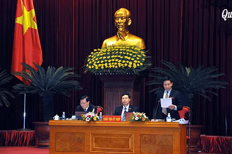 Đồng chí Trần Xuân Cương, Ủy viên Thường trực HĐND tỉnh chất vấn ãnh đạo các sở, ngành tại phiên chất vấn
