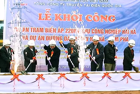 Các đại biểu động thổ khởi công dự án