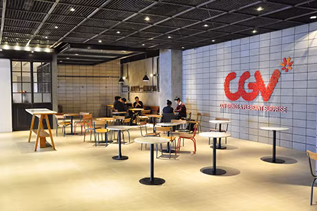 Rạp còn bố trí hệ thống chỗ ngồi cho khách không khác gì một bar cafe hiện đại
