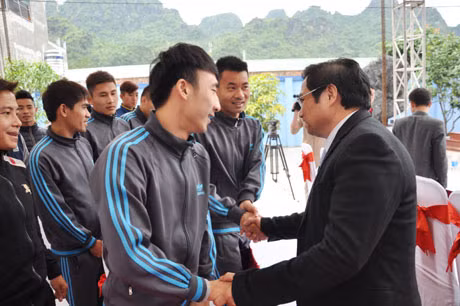 Đồng chí Phạm Minh Chính, Ủy viên TƯ Đảng, Bí thư Tỉnh ủy chúc mừng các cầu thủ 