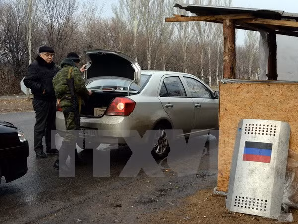 Lực lượng ly khai thuộc CH Nhân dân Donetsk tự xưng gác tại một chốt kiểm soát ở thành phố Horlivka gần Donetsk ngày 13/12. (Nguồn: AFP/TTXVN)