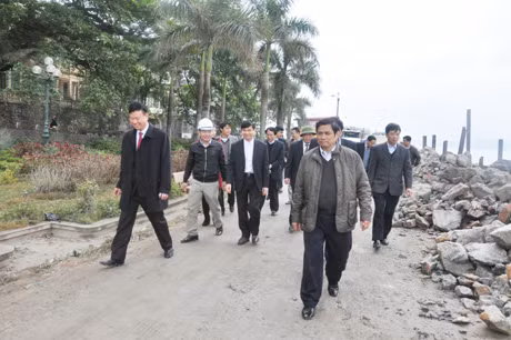 Bí thư Tỉnh ủy cùng các ngành trực tiếp kiểm tra tại hiện trường thi công dự án.
