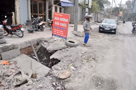Tỉnh lộ 337, nhiều miệng cống thi công dở dang nhưng lại không có rào chắn, gây nguy hiểm cho người đi đường.