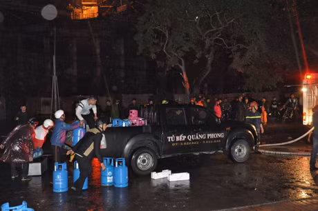 Trong đêm mưa rét hàng trăm bình gas được di chuyển khỏi cửa hàng.