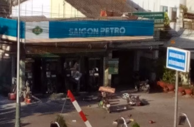 Hiện trường vụ nổ cây xăng Hùng Vương (Ảnh chụp từ tòa nhà đối diện cây xăng Hùng Vương). 