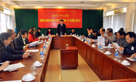 Đồng chí Mai Vũ Tuấn, Giám đốc Sở TT&TT phát biểu ý kiến tại hội nghị giao ban.