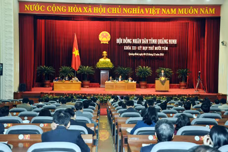 Ngày làm việc thứ 3, HĐND tỉnh tiếp tục phiên thảo luận tại Hội trường.