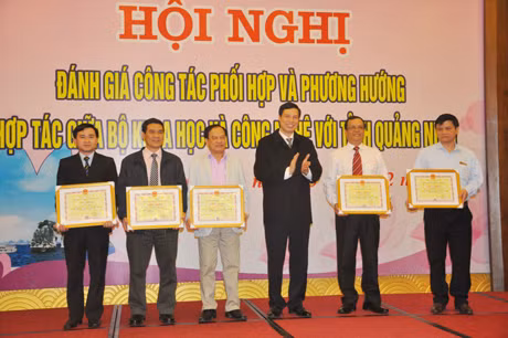 Đồng chí Nguyễn Đức Long, Phó Bí thư Tỉnh uỷ, Chủ tịch HĐND tỉnh tặng Bằng khen cho các cá nhân có thành tích xuất sắc trong quá trình hợp tác giữa Bộ KH&CN và tỉnh Quảng Ninh
