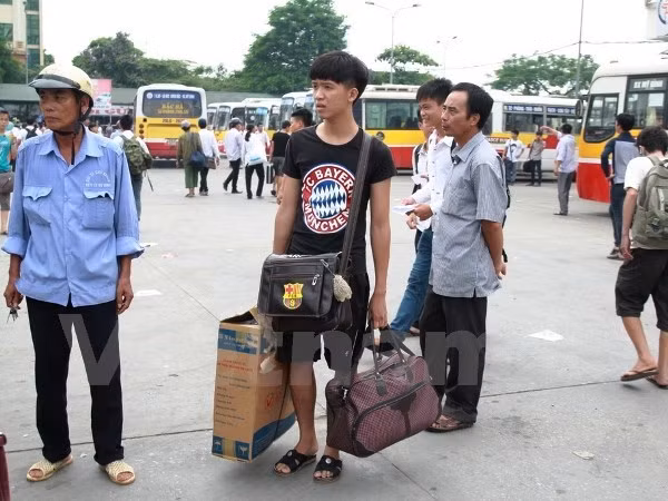 Thí sinh lặn lội lai kinh ứng thí trong kỳ thi đại học năm 2014. (Ảnh: Minh Sơn/Vietnam+)