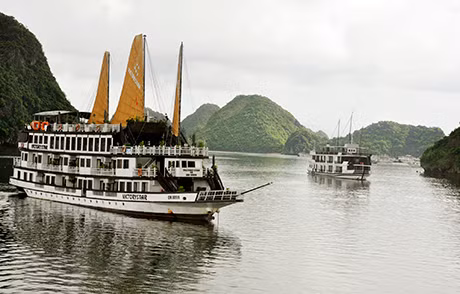 Tầu trắng trên Vịnh Hạ Long. Ảnh Khánh Giang