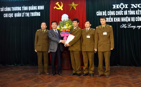 Lãnh đạo Sở Công Thương tặng hoa chúc mừng đồng chí 