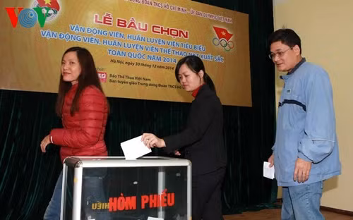 Các chuyên gia, nhà báo thể thao tiến hành bỏ phiếu bầu chọn. (Ảnh: Trọng Phú)