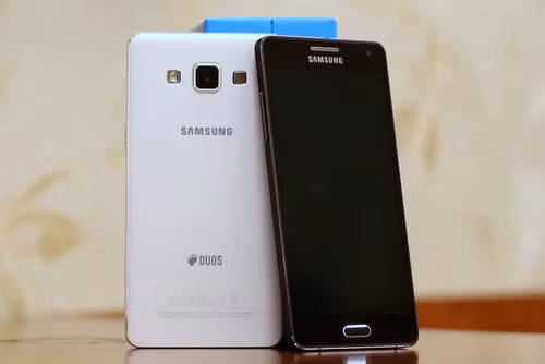 Galaxy A5 bắt đầu được bán ra thị trường với mức giá 8,99 triệu đồng cùng hai màu đen và trắng.
