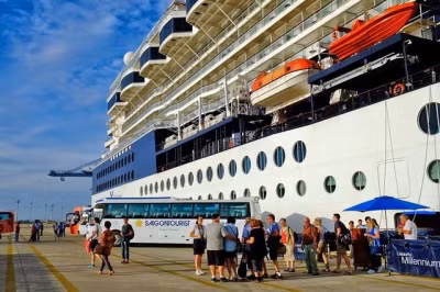  Tàu biển cao cấp Celebrity Millennium mang theo khách du lịch đến Việt Nam. 