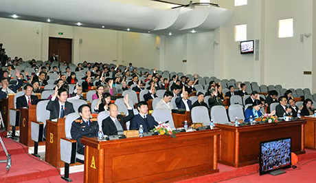 Các đại biểu biểu quyết thông qua chương trình lấy phiếu tín nhiệm đối với người giữ chức vu do HĐND tỉnh bầu