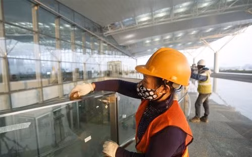 Theo báo cáo, lực lượng lao động từ 15 tuổi trở lên của cả nước ước tính đến thời điểm 1/1/2015 là 54,48 triệu người, tăng 782 nghìn người so với cùng thời điểm năm trước, trong đó lao động nam chiếm 51,3%, nữ chiếm 48,7% - Ảnh: Reuters.