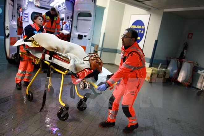 Chuyển hành khách được cứu tới bệnh viện Antonio Perrino ở Brindisi, miền nam Italy ngày 28/12. (Nguồn: AFP/ TTXVN)