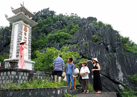 Du lịch làng quê Yên Đức (Đông Triều) của Công ty CP Du thuyền Đông Dương là sản phẩm thu hút được nhiều du khách quốc tế.