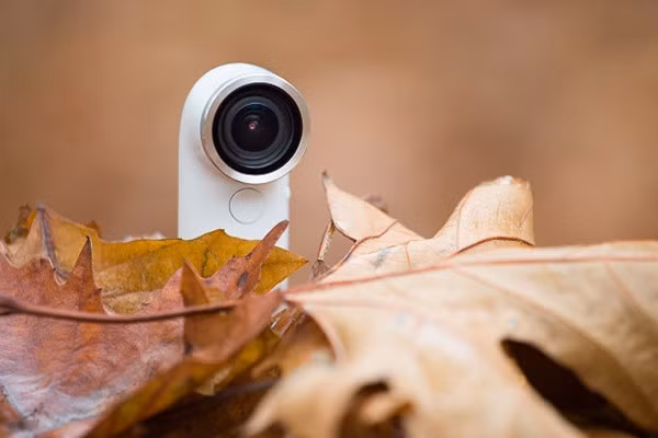 HTC Re Camera có bốn phiên bản màu máy: trắng, đỏ, xanh lá và xanh nước biển.