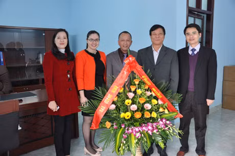 Đồng chí Hoàng Chí Dũng, Phó tổng Biên tập Báo Quảng Ninh tặng hoa chức mừng đội bóng