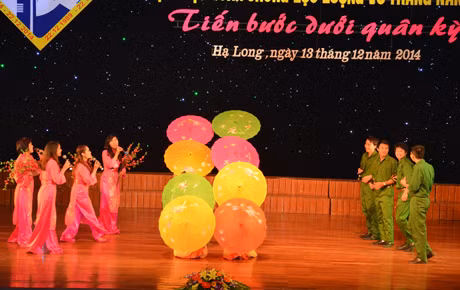 Một tiết mục văn nghệ được biểu diễn trong đêm liên hoan.