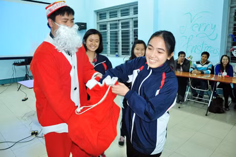 Nhận những phần quà của ông già Noel.