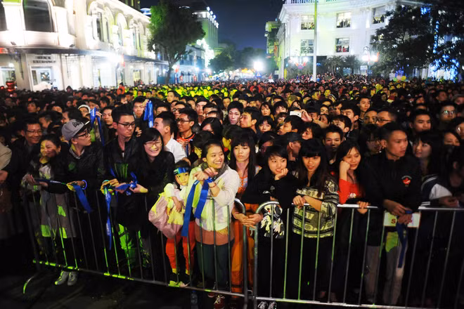  Tại Hà Nội, từ 19h, các con đường đổ về khu vực Nhà hát Lớn đã chật kín người. Gương mặt ai cũng rạng ngời, háo hức đón lễ đếm ngược đến năm 2015.
