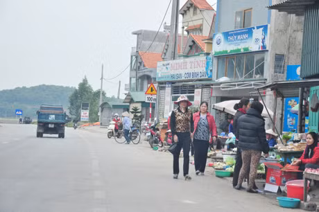 Người dân bày bán hàng hóa ngay dưới lòng đường.