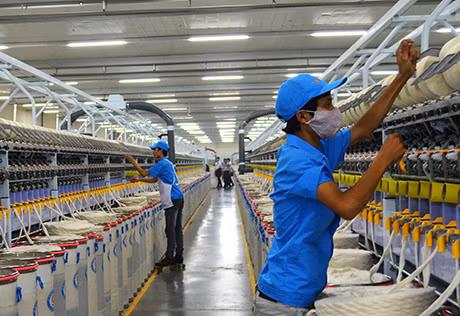 Thu hút đầu tư nước ngoài là một trong những kết quả đột phá của tỉnh Quảng Ninh trong chuyển dịch cơ cấu kinh tế. Trong ảnh: Sản xuất sợi bông xuất khẩu của Công ty Texhong Ngân Long, KCN Hải Yên.