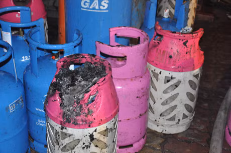 Một chiếc bình gas cháy.