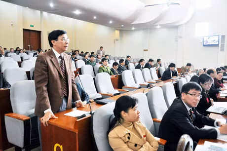 Đồng chí Nguyễn Thế Thịnh, Giám đốc Sở LĐ-TB&XH giải trình tại kỳ họp thứ 18, HĐND tỉnh khoá XII về tình hình giải quyết hồ sơ cho đối tượng tham gia kháng chiến nhiễm chất độc hoá học.