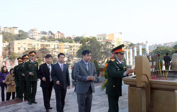 Lãnh đạo tỉnh Quảng Ninh đặt vòng hoa và dâng hương tưởng nhớ hương hồn các anh hùng liệt sĩ tại Đài tưởng niệm các anh hùng liệt sỹ TP Hạ Long