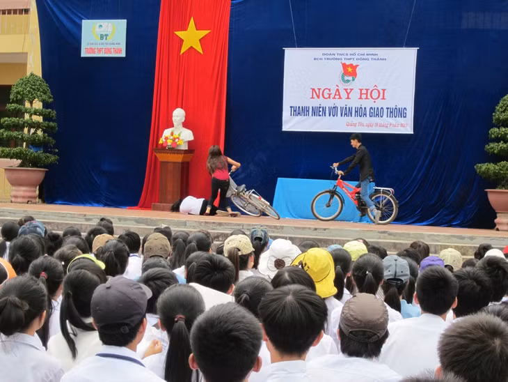 ngày 19/9 tại trường THPT Đông Thành, Đoàn TNCS Hồ Chí Minh thị xã đã tổ chức ngày Hội thanh niên với văn hóa giao thông