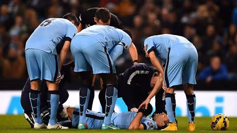 Aguero dính chấn thương gối trong trận gặp Everton